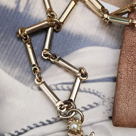 Vintage 1950's enamel & rhinestone snowflake pendant on gold tone chain - Picture 5 of 10